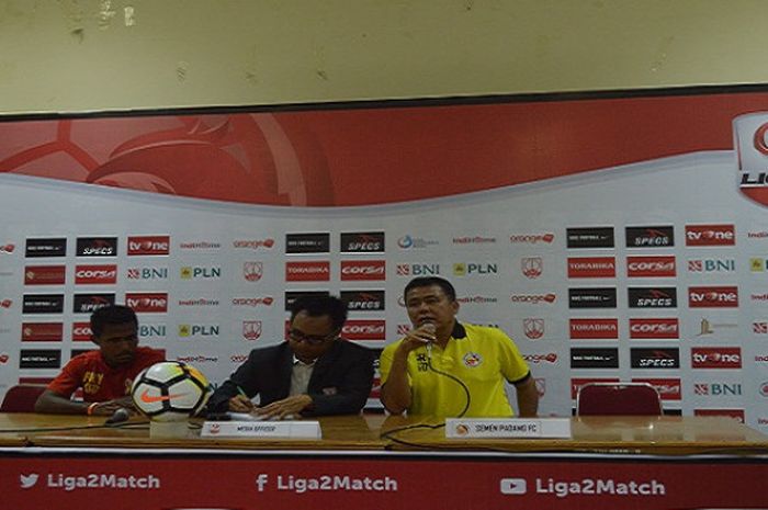 Sesi jumpa pers Semen Padang, di ruang VVIP Stadion Manahan Solo, Minggu (22/4/2018). Pelatih Semen Padang, Syafrianto Rusli (baju kuning) dan gelandang, Fridolin Cristof Yoku (baju merah).