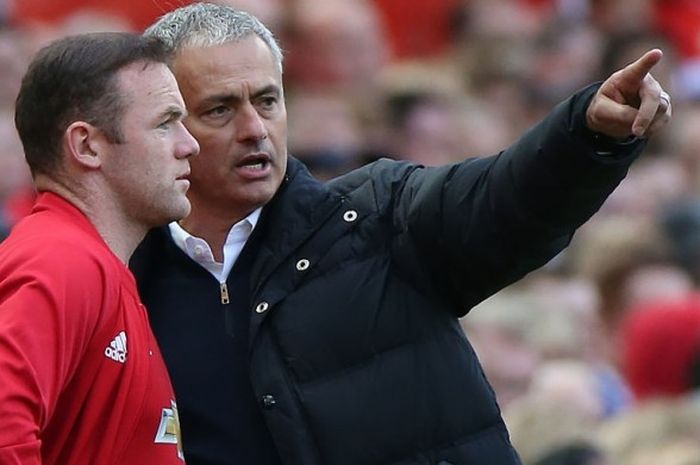 Manajer Manchester United, Jose Mourinho (kanan), memberikan instruksi kepada kapten Wayne Rooney dalam laga Premier League kontra Stoke City di Old Trafford, 2 Oktober 2016.