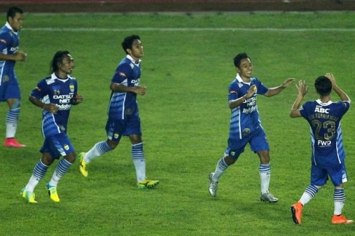 Para pemain Persib merayakan gol yang dicetak Samsul Arif (kedua dari kanan) pada laga kontra PBFC di Piala Bhayangkara, Selasa (22/3/2016).