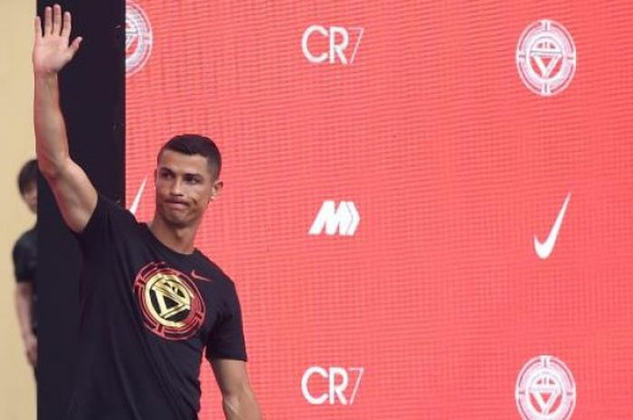 Bintang baru Juventus, Cristiano Ronaldo, menyapa penggemar dalam kegiatan sponsor di Beijing, 20 Juli 2018.