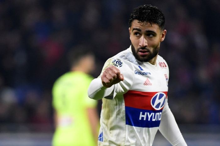 Gelandang serang Olympique Lyon, Nabil Fekir, merayakan gol yang dia cetak ke gawang Angers dalam laga Liga Prancis di Decines-Charpieu, Prancis, pada 14 Januari 2018.