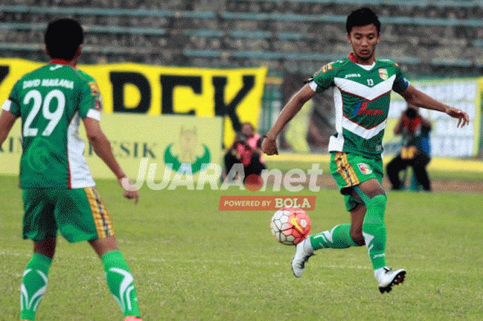 Pemain Mitra Kukar Bayu Pradana (kanan) saat TSC 2016 melawan Persegres Gresik United di Stadion Tri Dharma Gresik, Jawa Timur (27/07/2016).