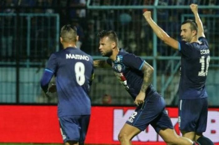 Gelandang Nick Kalmar (tengah) merayakan gol kedua Arema yang dicetak ke gawang Sriwijaya FC dengan dua rekannya, Goran Gancev dan Raphael Maitimo (kiri) di Stadion Kanjuruhan, Kabupaten Malang, Kamis (8/12/2016) petang.  