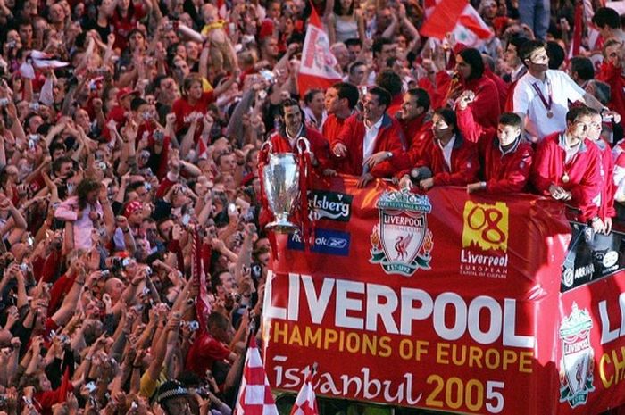 Para pemain dan penggemar Liverpool FC merayakan keberhasilan menjuarai Liga Champions di Liverpool, Inggris, pada 26 Mei 2005.