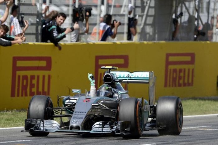 Pebalap Mercedes, Nico Rosberg, melambaikan tangan seusai memastikan gelar juara GP Spanyol 2015 yang berlangsung di Sirkuit Catalunya, Barcelona, Spanyol, 10 Mei tahun lalu, menjadi miliknya.