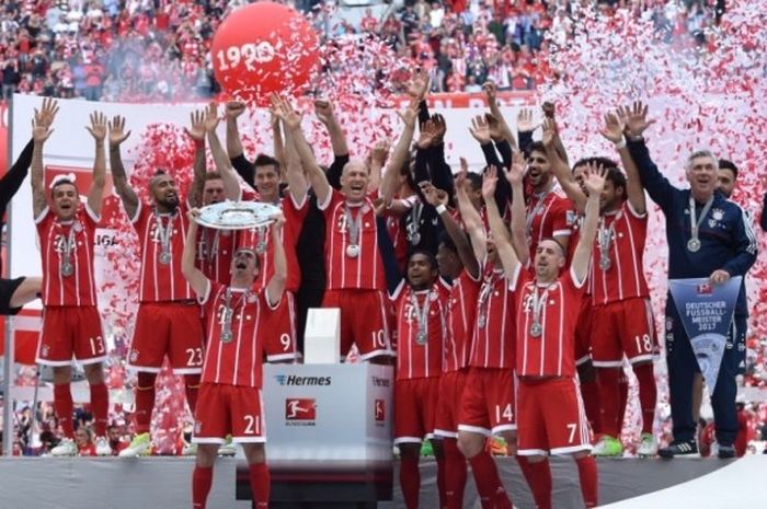 Para pemain dan staf pelatih FC Bayern Muenchen menggelar pesta juara Bundesliga 2016-2017 setelah partai pekan terakhir kasta teratas Liga Jerman itu melawan Freiburg di Allianz Arena, Muenchen, 20 Mei 2017.