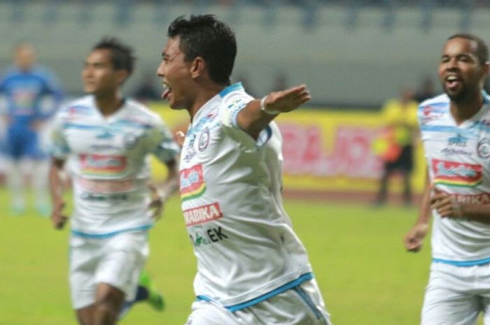 Selebrasi striker Arema FC, Dedik Setiawan seusai mencetak gol ke gawang PSIS Semarang pada laga fase penyisihan Grup A Piala Gubernur Kaltim 2018 di Stadion Palaran, Samarinda pada Jumat (23/2/2018) malam.     