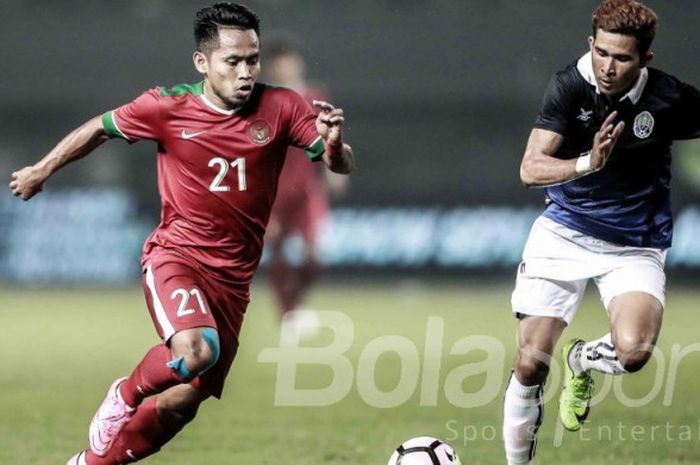   Penyerang Timnas Indonesia, Andik Vermansah, beraksi kontra Kamboja dalam laga di Stadion Patriot Candrabhaga, Bekasi, Rabu (4/10/2017).  