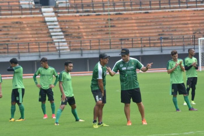 Pelatih Persebaya, Angel Alfredo Vera berdiskusi dengan Esteban Busto sebelum memulai latihan di Gelora Bung Tomo, Senin (11/3/2018).