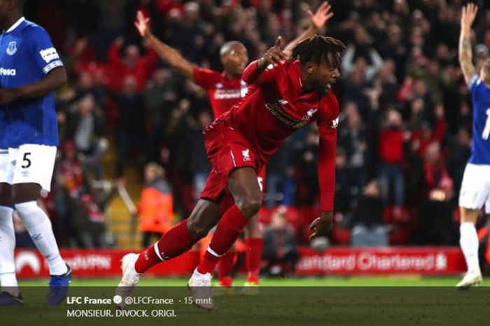 Striker Liverpool, Divock Origi, berselebrasi usai mencetak gol ke gawang Everton dalam laga lanjutan Liga Inggris di Stadion Anfield, Liverpool, Inggris, pada Minggu (2/12/2018).