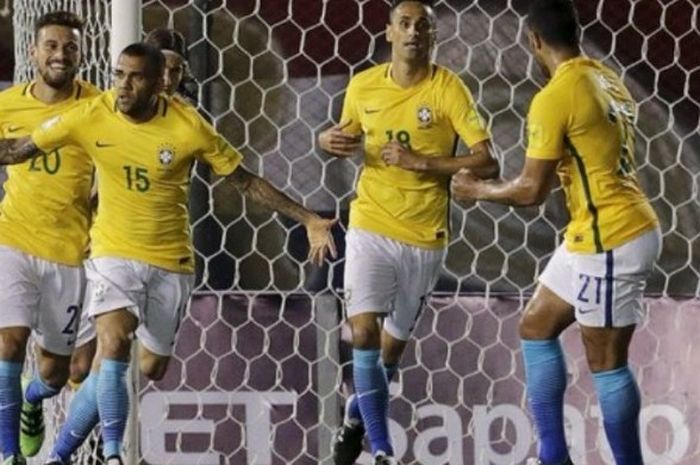  Dani Alves melakukan selebrasi usai mencetak gol larut yang menyelamatkan Brasil dari kekalahan di markas Paraguay, Rabu (30/3/2016) pagi WIB. 