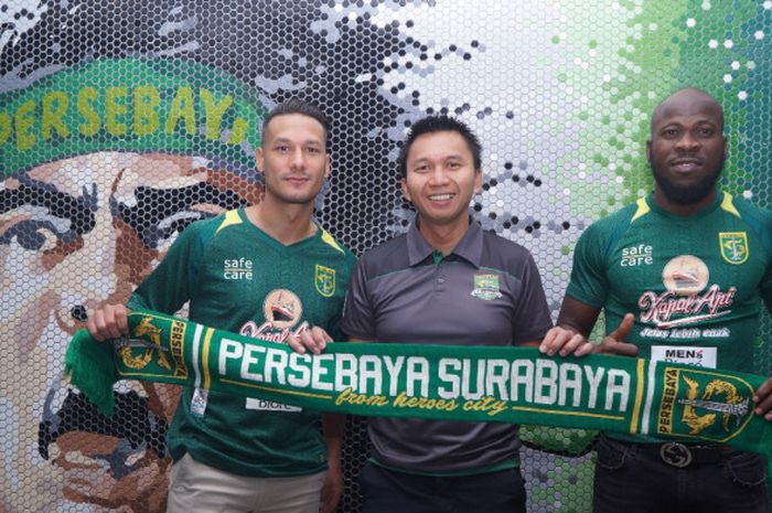 Raphael Maitimo (kiri), Presiden Persebaya, Azrul Ananda (tengah) dan OK John (kanan) secara resmi menjadi pemain Persebaya.
