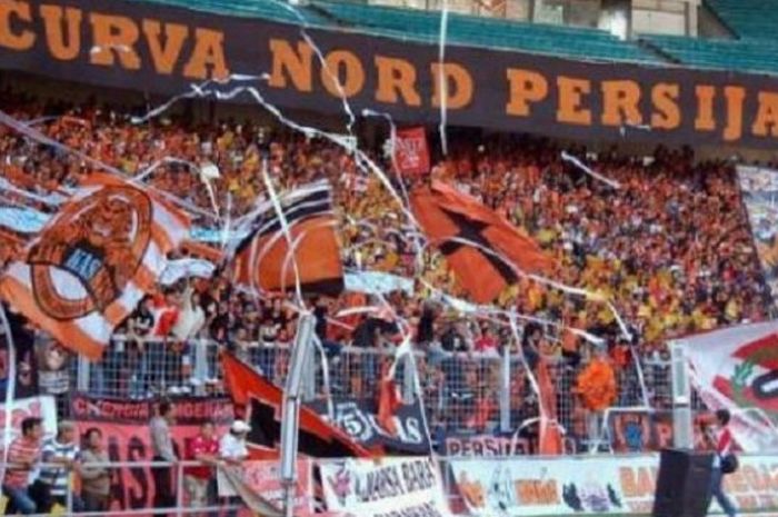 Suporter Persija Jakarta The Jakmania mengibarkan giant flag di Stadion Utama Gelora Bung Karno