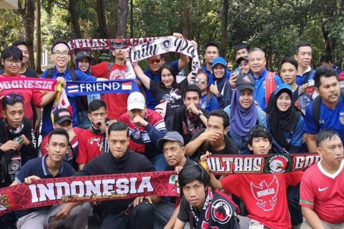 Pendukung timnas U-19 Indonesia dan timnas U-19 Thailand bersatu di luar SUGBK, Jakarta Pusat sebelu