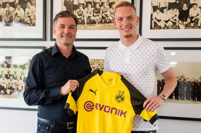 Marius Wolf (kanan) saat pengumuman resmi kepindahannya dari Eintracht Frankfurt ke Borussia Dortmund  pada Minggu (28/5/2018)