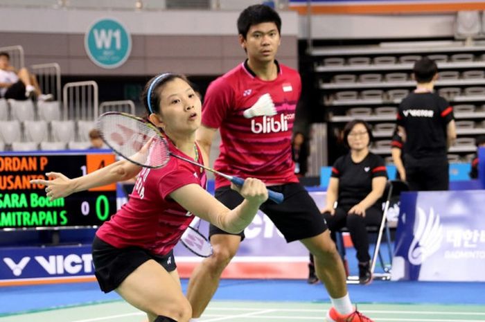 Pasangan ganda campuran Indonesia, Praveen Jordan/Debby Susanto, saat menjalani pertandingan melawan Bodin Isara/Savitree Amitrapai (Thailand) pada babak kedua turnamen Korea Terbuka di SK Handball Stadium, Seoul, Kamis (14/9/2017).