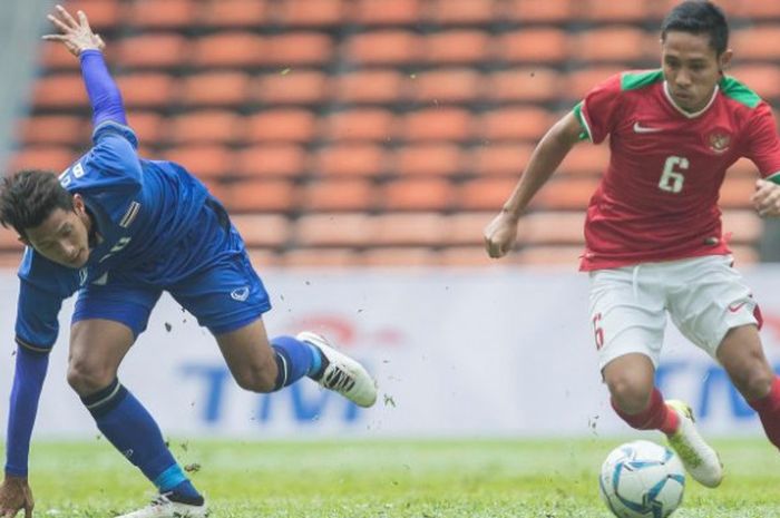 Pergerakan gelandang timnas U-22 Indonesia, Evan Dimas (kanan) saat membawa bola sempat membuat pemain timnas U-22 Thailand nyaris terjatuh pada laga perdana Grup B SEA Games 2017 di Stadion Shah Alam, Selangor, 15 Agustus 2017. 