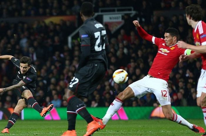 Gelandang Liverpool, Philippe Coutinho (kiri), melepaskan tembakan saat menghadapi Manchester United dalam duel Liga Europa di Old Trafford, 17 Maret 2016.