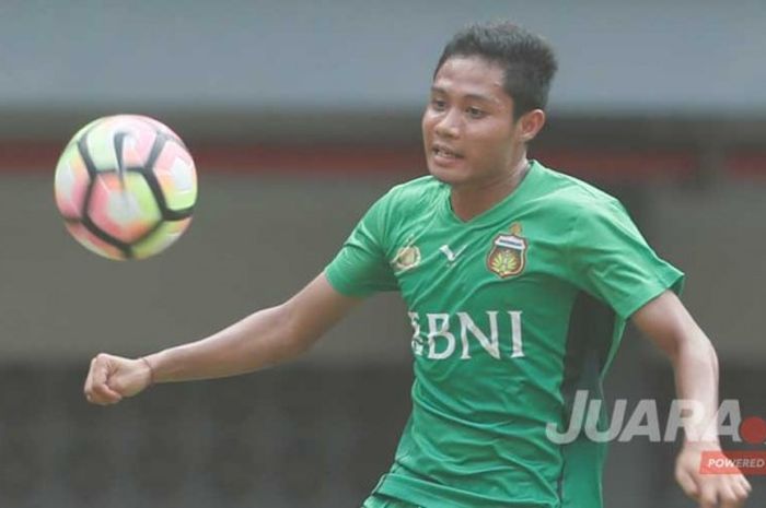 Gelandang Bhayangkara FC Evan Dimas mengontrol bola pada laga pekan ketujuh Liga 1 musim 2017 di Stadion Patriot, Kota Bekasi, Sabtu (20/5/2017) sore.