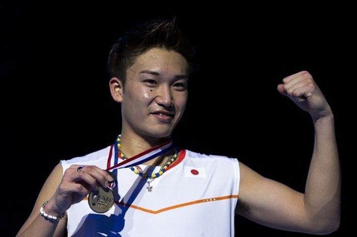  Pemain tunggal putra Jepang, Kento Momota, memegang medali juara BWF Superseries Finals di Hamdan Sports Complex, Dubai, Minggu (13/12/2015).