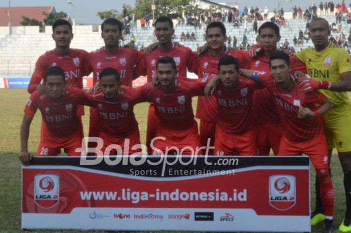    Skuat Persis Solo pada laga melawan Persita Tangerang pada pekan ke-11 Liga 2 2018 di Stadion Wilis, Madiun, Senin (30/7/2018).  