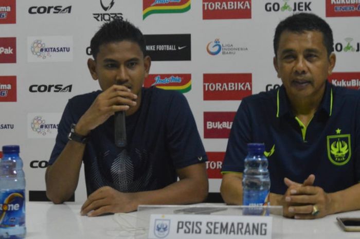 Bek PSIS Semarang, Haudi Abdillah (kiri) saat sesi jumpa pers seusai pertandingan melawan Arema FC di Stadion Moch Soebroto, Magelang, Minggu (4/11/2018).