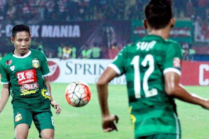 Aksi gelandang Bhayangkara Surabaya United, Evan Dimas, dalam laga lanjutan Torabika Soccer Campionship 2016 melawan Madura United di Stadion Gelora Delta Sidoarjo, Jawa Timur, pada 25 Juni 2016.