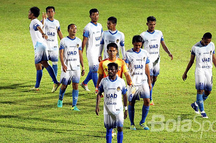 Pemain PSIM Yogyakarta meninggalkan lapangan usai menjalani laga melawan PSBK Kota Blitar dalam lanjutan play-off Liga 2 di Stadion Kanjuruhan Malang, Jawa Timur, Minggu (15/10/2017) malam.