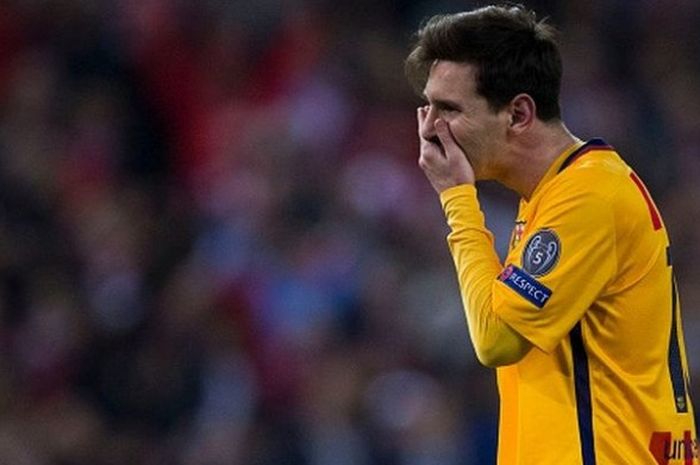 Ikon FC Barcelona, Lionel Messi, kecewa usai timnya ditaklukkan Atletico Madrid dalam laga leg kedua perempat final Liga Champions di Vicente Calderon, Madrid, Rabu (13/4/2016).