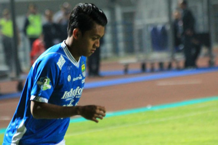 Pemain Sayap Persib Bandung, Febri Hariyadi saat melawan Persela Lamongan di Stadion Gelora Bandung Lautan Api, Senin (16/7/2018).