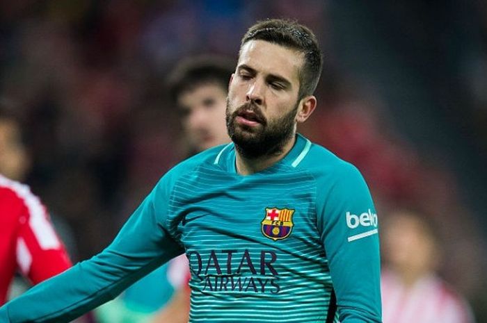 Reaksi Jordi Alba dalam laga Copa del Rey leg pertama ronde 16 besar antara Athletic Bilbao kontra Barcelona di San Mames Stadium, 5 Januari 2017. 