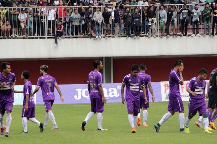 Para pemain Persita Tangerang saat menghadapi PSS Sleman dalam lanjutan Grup B Indonesia Soccer Championship (ISC) B di Stadion Maguwoharjo, Sleman, Minggu (16/10/2016).