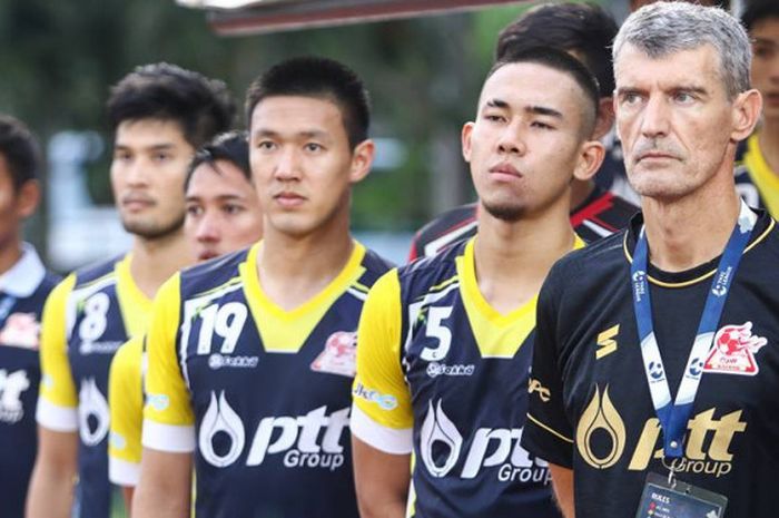 Bek tengah Ryuji Utomo (dua dari kanan) menyaksikan perjuangan klubnya, PTT Rayong saat dijamu Thai Honda FC pada lanjutan Liga Thailand 2 2018 di Minburi 72nd Anniversary Stadium, Bangkok, Minggu (15/7/2018) malam.