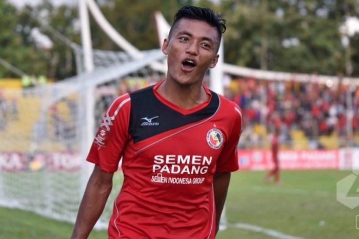 Winger Irsyad Maulana merayakan gol Semen Padang ke gawang Persela Lamongan di Stadion H Agus Salim pada 28 Mei 2016. 