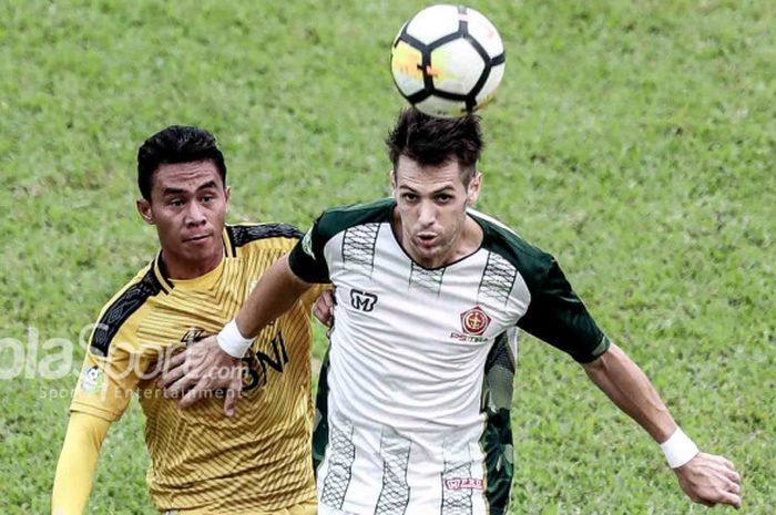 Pemain Bhayangkara FC, Alsan Sanda, sedang menjaga penyerang PS Tira, Mariano Roman Berriex, di Stadion PTIK, Jakarta Selatan, Jumat (4/5/2018)