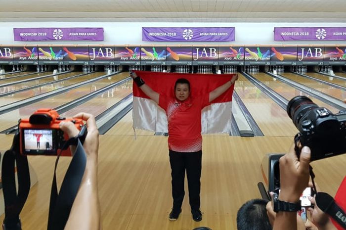 Atlet para boling Indonesia, Elsa Maris, merayakan kemenangan usai meraih medali emas Asian Para Games 2018 pada Selasa (9/10/2018) di Jakarta.