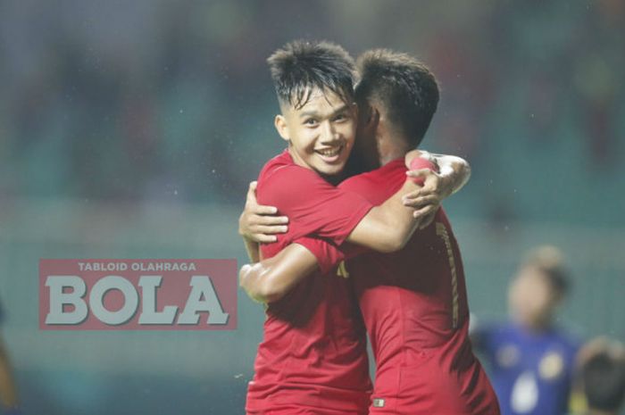      Pemain timnas u-19 Indonesia, Witan Sulaeman dan Saddil Ramdani, merayakan gol ke gawang timnas u-19 Thailand pada laga PSSI Anniversary Cup 2018 di Stadion Pakansari, Cibinong, Kabupaten Bandung, Jawa Barat, Minggu (23/9/2018).      