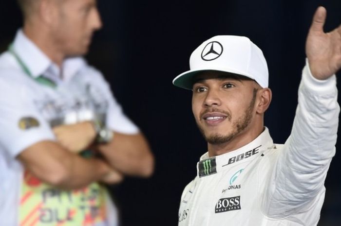 Pebalap Mercedes AMG Petronas F1 Team asal Inggris, Lewis Hamilton, melambai kepada penonton setelah menyelesaikan sesi kualifikasi GP Abu Dhabi di Sirkuit Yas Marina, Sabtu (26/11/2016). Hamilton mencatat putaran tercepat.
