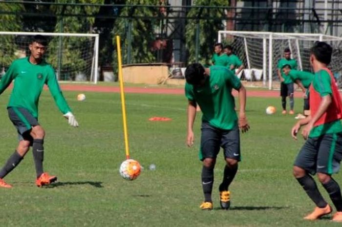 Kiper timnas U-19, Satria Tama (kiri) bersama rekan-rekannya dalam sesi latihan di Stadion UNY, Yogyakarta, Senin (15/8/2016).  