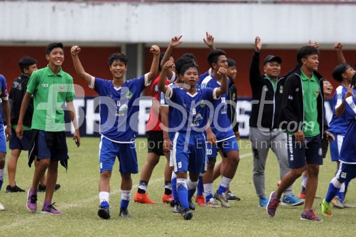 Para pemain Jawa Barat U-15 merayakan kemenangan 4-1 atas Sumatera Utara di final Piala Soeratin U-15 di Stadion Maguwoharjo, Sleman, Sabtu (28/10/2017).