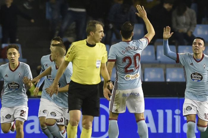 Penyerang Celta Vigo, Iago Aspas (kanan), merayakan gol yang dicetak ke gawang FC Barcelona dalam laga Liga Spanyol di Stadion Balaidos, Vigo pada 17 April 2018.