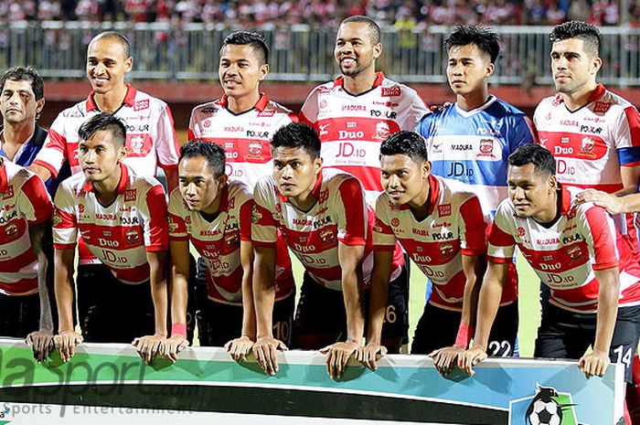 Pelatih Madura United, Gomes de Oliveira, bersama tim berpose sebelum dimulainya laga melawan Persija Jakarta dalam pekan ke-21 Lilga 1 di Stadion Gelora Ratu Pamellingan Pamekasan, Jawa Timur, Senin (21/08/2017) malam.