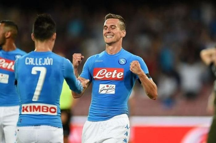 Duo pemain Napoli, Arkadiusz Milik dan Jose Maria Callejon merayakan gol ke gawang AC Milan di Stadion San Paolo pada Sabtu (27/8/ 2016). 