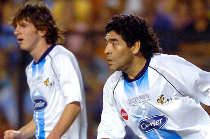 Pemain sepak bola asal Argentina, Lionel Messi (kiri) dan Diego Maradona beraksi dalam partai eksibisi yang dikreasi Yayasan Pupi milik Javier Zanetti di Stadion Boca Junior pada 27 Desember 2005.