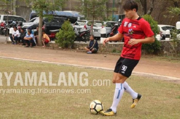 Striker asal Korea Selatan, Yeon Gi Sung, melakukan seleksi di Arema FC pada Senin (16/7/2018)
