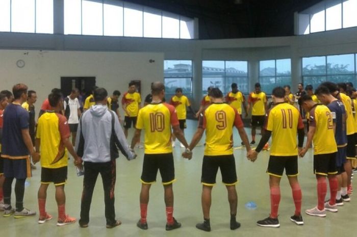 Para pemain Sriwijaya FC dalam sesi latihan kebugaran di fitnes centre Jakabaring Sport Centre (JSC), Palembang, akhir Januari 2017. 