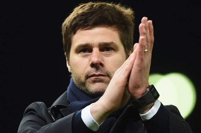 Manajer Tottenham Hotspur, Mauricio Pochettino, memberikan applaud kepada fans yang telah datang ke Britannia Stadium, Stoke-on-Trent, Inggris, untuk memberikan dukungan kepada tim menghadapi Stoke City dalam laga Premier League 2015-2016 pada Senin (18/4/2016).