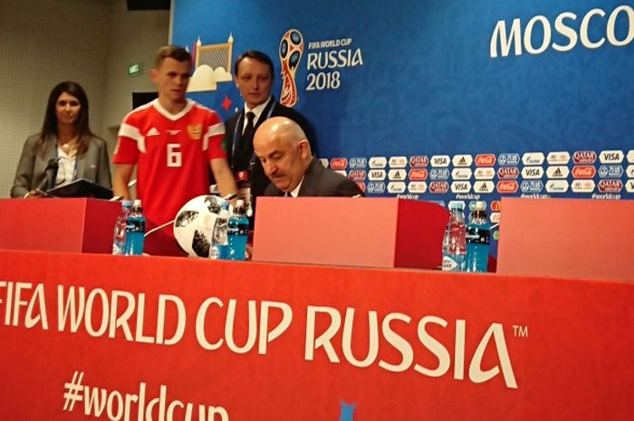 Pelatih Rusia, Stanislav Cherchesov (duduk), diikuti oleh Denis Cherysev pada konferensi pers usai laga perdana Piala Dunia 2018 antara Rusia dan Arab Saudi di Stadion Luzhniki, Moskow, Kamis (14/6/2018)