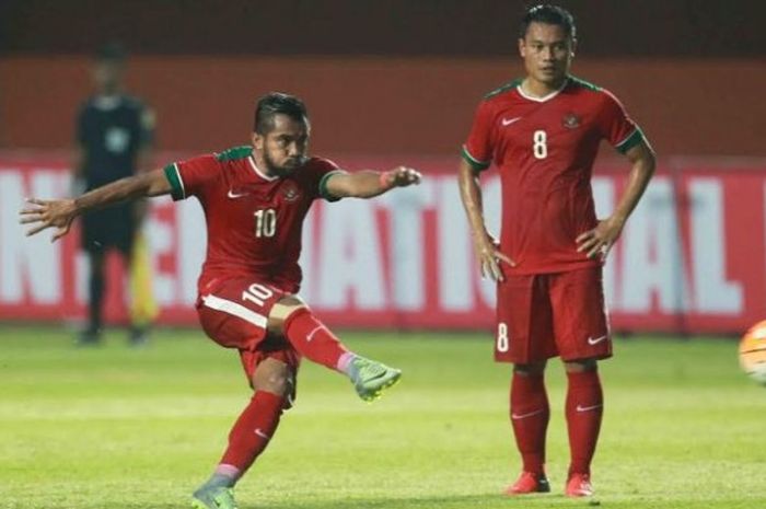 Gelandang Dedi Kusnandar melihat winger Zulham Zamrun melepaskan sepakan bebas yang berbuah gol pertama Indonesia ke gawang Vietnam di Stadion Maguwoharjo, Sleman, Minggu (9/10/2016).