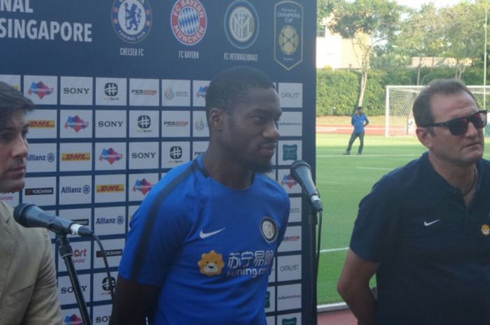 Gelandang Inter Milan, Geoffrey Kondogbia, saat temu media menjelang latihan persiapan duel kontra Chelsea di Stadion Nasional Singapura, 29 Juli 2017